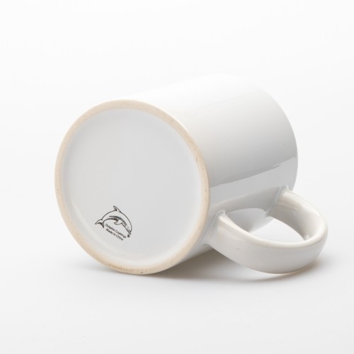 Bílý keramický hrnek s hnědou ruční kresbou beskydské krajiny, kamenů a vycházejícího slunce, s textem „Beskydy zůstávají uvnitř