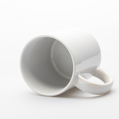 Bílý keramický hrnek s hnědou ruční kresbou beskydské krajiny a textem „Jsou to hory, které píšou příběhy v nás“.