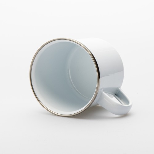 Smaltovaný plecháček se stříbrným lemem a hnědou ilustrací beskydské krajiny s textem „Mapu nepotřebuješ, Beskydy tě navedou srd