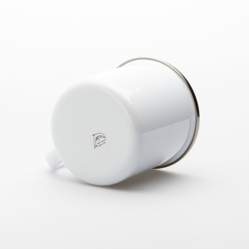 Smaltovaný plecháček se stříbrným lemem a hnědou ilustrací beskydské krajiny s textem „Když ti dojdou slova, mluví hory“.