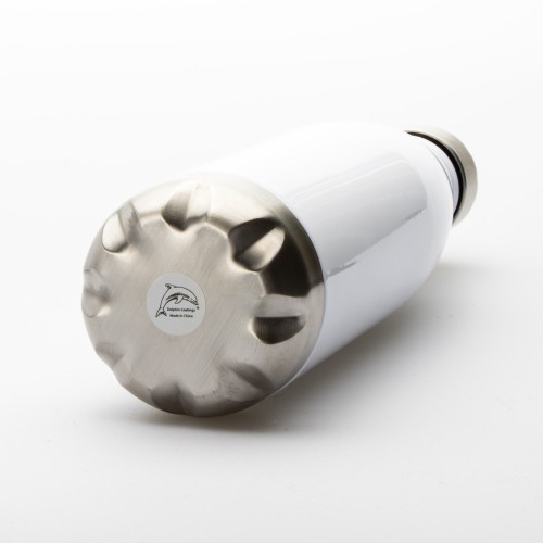 Bílá termoska 500 ml s hnědou ruční kresbou beskydské krajiny, kamenitou cestou a vycházejícím sluncem, doplněná textem „Stačí j