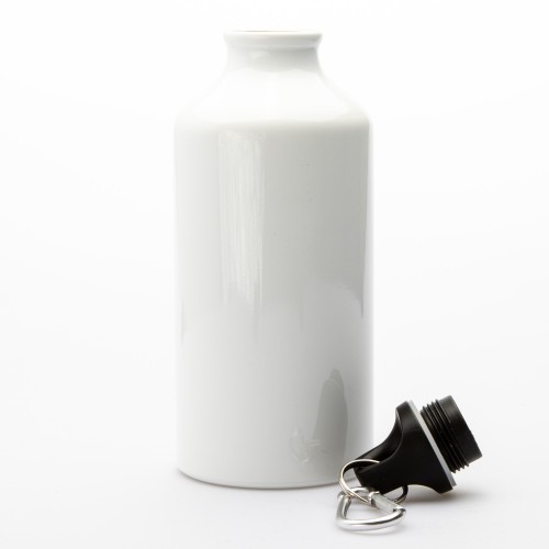 Bílá sportovní láhev 500 ml s hnědou ruční kresbou beskydské stezky a slunce, doplněná textem „V Beskydech je domov i pro ty, co