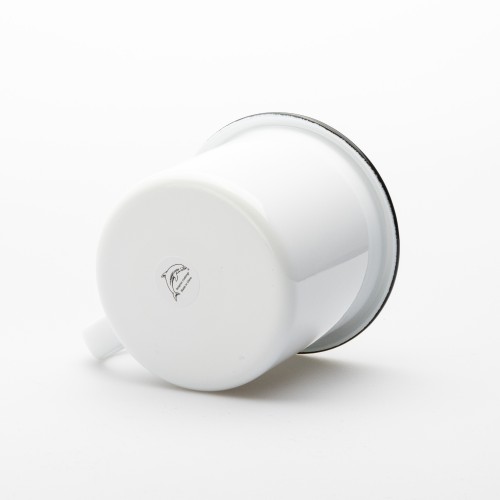 Smaltovaný plecháček s hnědou ruční ilustrací Lysé hory v Beskydech a textem „Kávu si dáš nahoře… a dech někde v půlce“.